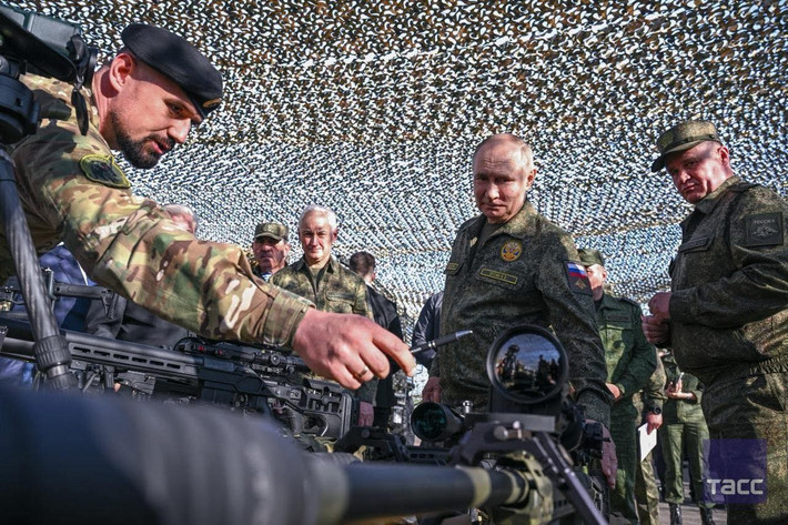 “Mục đích của cuộc tập trận là diễn tập lại toàn bộ thành phần cần thiết để bảo vệ hoàn toàn chủ quyền, toàn vẹn lãnh thổ và phòng thủ trước mọi hành vi gây hấn, xâm lược”, Tổng thống Nga Putin nói. Ảnh: Tass.