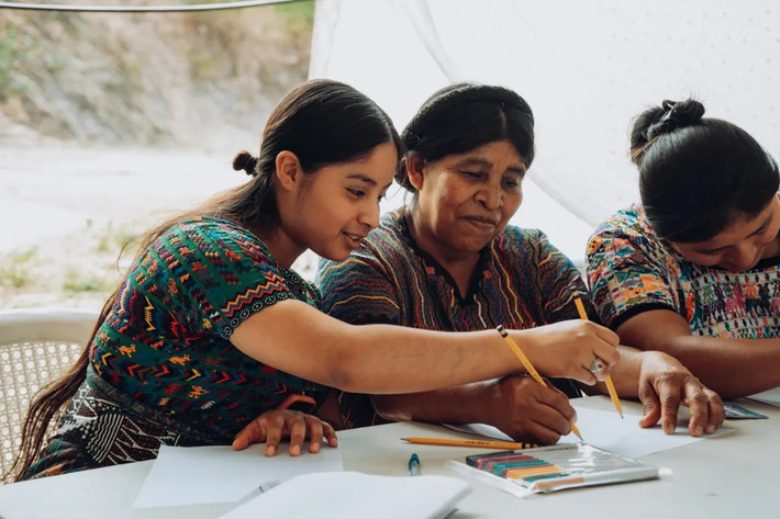 Phụ nữ khám phá cảm xúc và cách quản lý căng thẳng thông qua các trò chơi tương tác và bài tập thực hành tại Câu lạc bộ Sức khỏe.