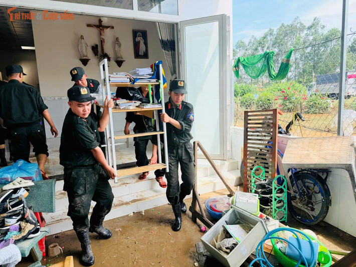 Nhiều người dân xúc động khi được lực lượng công an, đoàn thể và thanh niên hỗ trợ dọn dẹp, khôi phục lại cuộc sống sau thiên tai.