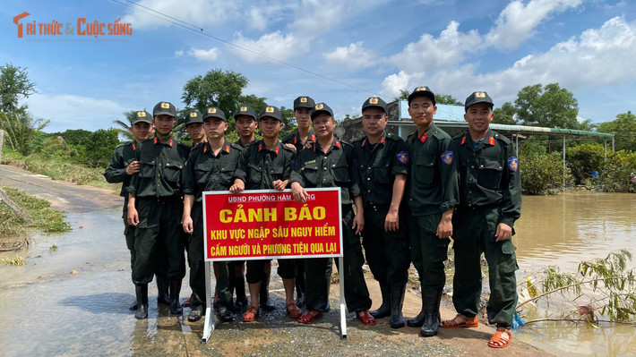 Sáng 1/11, phóng viên Báo Tri thức và Cuộc sống có mặt tại khu phố Kim Ngọc, phường Hàm Thắng, ghi nhận lực lượng Cảnh sát cơ động – Công an tỉnh Lâm Đồng đang tích cực phối hợp cùng chính quyền địa phương và người dân khắc phục hậu quả sau trận lũ lớn.