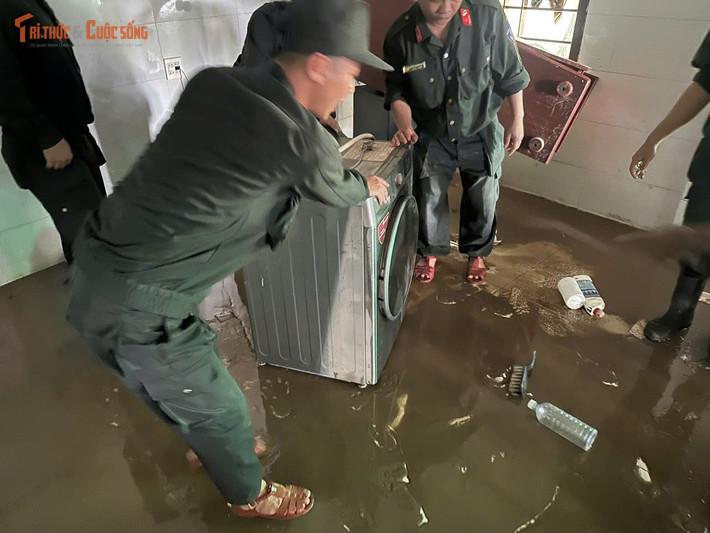 Chính quyền phường Hàm Thắng cho biết, địa phương đang phối hợp cùng các lực lượng tiếp tục rà soát thiệt hại, hỗ trợ khẩn cấp các hộ dân có hoàn cảnh khó khăn, đồng thời triển khai biện pháp đảm bảo vệ sinh môi trường, phòng ngừa dịch bệnh sau lũ.