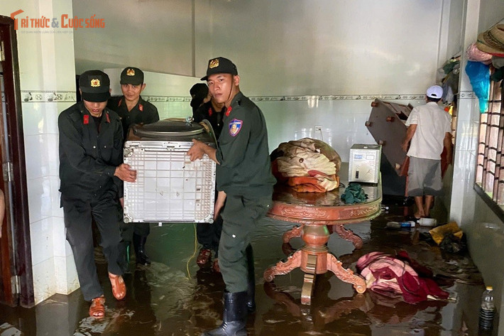 Ngay khi nước rút, lực lượng Cảnh sát cơ động đã huy động 50 cán bộ, chiến sĩ đến hiện trường, chia nhóm hỗ trợ người dân dọn dẹp bùn đất, di chuyển vật dụng và khơi thông dòng chảy tại các điểm ứ đọng.