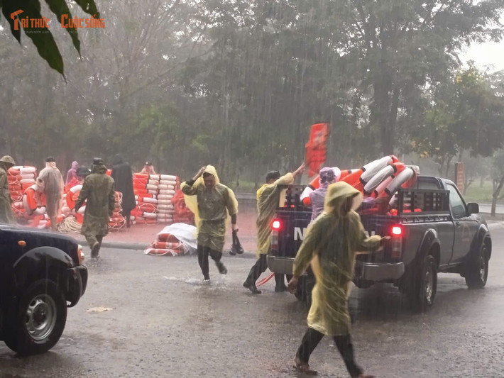 Sau nhiều ngày mưa, nước lũ từ các khu vực cao đổ về khiến nhiều tuyến đường, nhà dân ở phường Hàm Thắng ngập sâu, bùn đất và rác thải phủ dày.