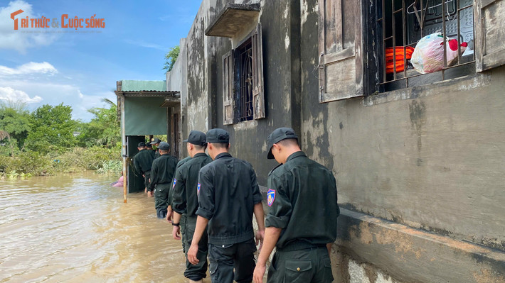 Lực lượng Cảnh sát cơ động Công an tỉnh Lâm Đồng đến các nhà bị ảnh hưởng để hỗ trợ.