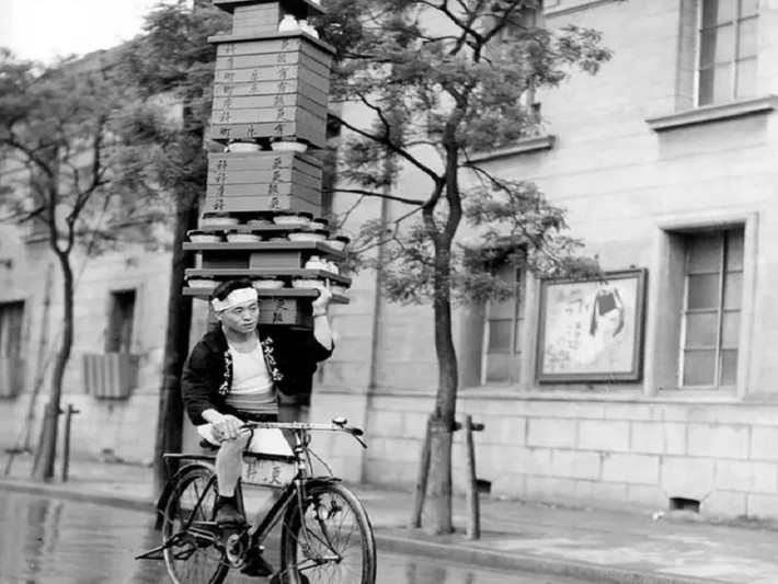 Người đàn ông giao mì Soba ở Tokyo, Nhật Bản, năm 1935.