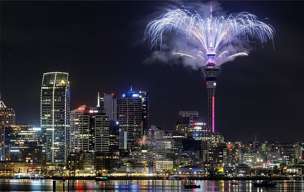 Thành phố Auckland của New Zealand cũng đã đón chào năm mới 2026 bằng màn bắn pháo hoa hoành tráng. Màn trình diễn kéo dài 5 phút bao gồm 3.500 quả pháo hoa được bắn từ nhiều tầng khác nhau của tòa tháp Sky Tower. Ảnh: Shutterstock.