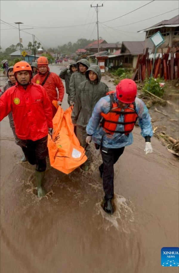 Bức ảnh do Cơ quan Tìm kiếm và Cứu nạn Quốc gia Indonesia (Basarnas) cung cấp cho thấy đội cứu hộ đang chuyển thi thể nạn nhân sau trận lũ lụt và lở đất tại huyện Padang Pariaman, Tây Sumatra, Indonesia, ngày 28/11.