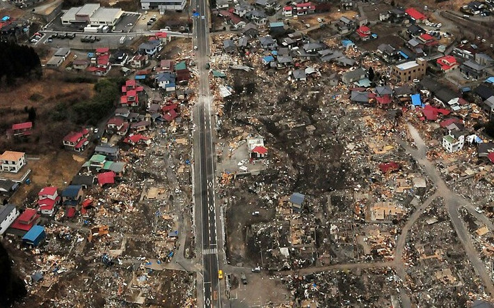 Ngày 11/3/2011, một trận động đất mạnh 9 độ richter ngoài khơi Thái Bình Dương đã làm rung chuyển Đông Bắc Nhật Bản. Trận động đất gây ra sóng thần hủy diệt cực mạnh. Theo Cơ quan Tái thiết Nhật Bản, 19.759 người đã thiệt mạng trong thảm họa (tính cả những trường hợp qua đời vì các nguyên nhân có liên quan tới thảm họa như mắc bệnh hoặc tự tử). Ảnh: Wikipedia.