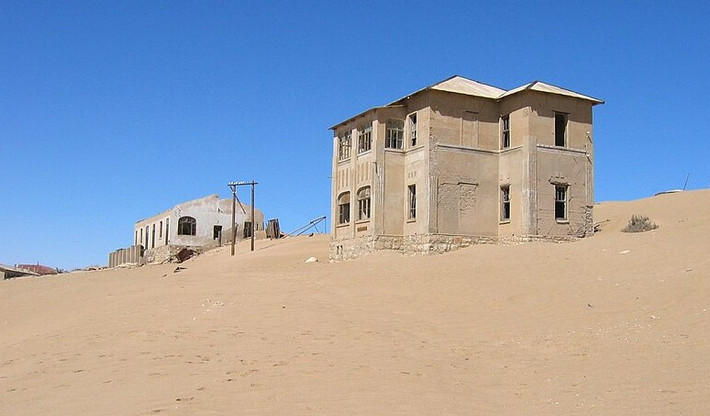 Một số ngôi nhà bỏ hoang ở thị trấn Kolmanskop. Ảnh: Wikipedia.