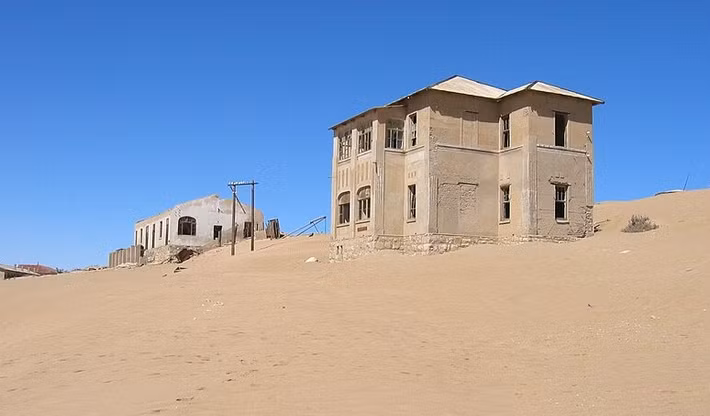 Một số ngôi nhà bỏ hoang ở thị trấn Kolmanskop. Ảnh: Wikipedia.