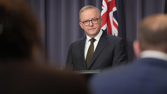 Phát biểu sau khi triệu tập khẩn cấp cuộc họp của Ủy ban An ninh Quốc gia, Thủ tướng Anthony Albanese cho biết Australia sẽ sát cánh cùng cộng đồng Do Thái. "Vụ xả súng là một hành động bài Do Thái độc ác, một hành động khủng bố, đã giáng một đòn mạnh vào trái tim của quốc gia chúng ta. Một cuộc tấn công nhằm vào người Australia gốc Do Thái là một cuộc tấn công nhằm vào mọi người dân Australia", Thủ tướng Albanese nói. Ảnh: ABC News.