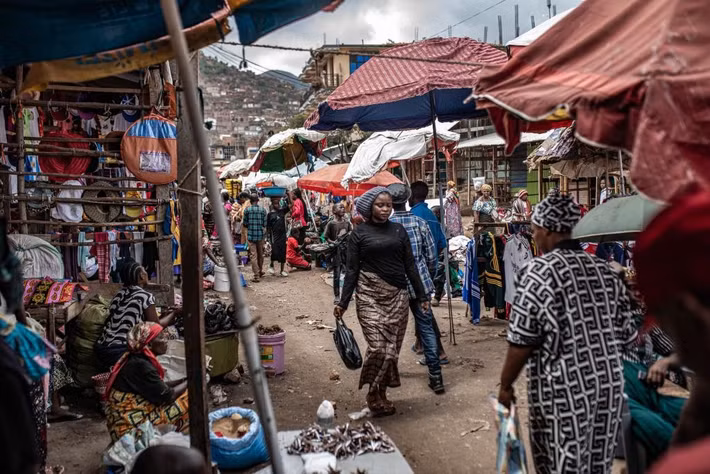 Bên trong một khu chợ địa phương khá đông đúc ở Uvira ngày 15/12/2025.