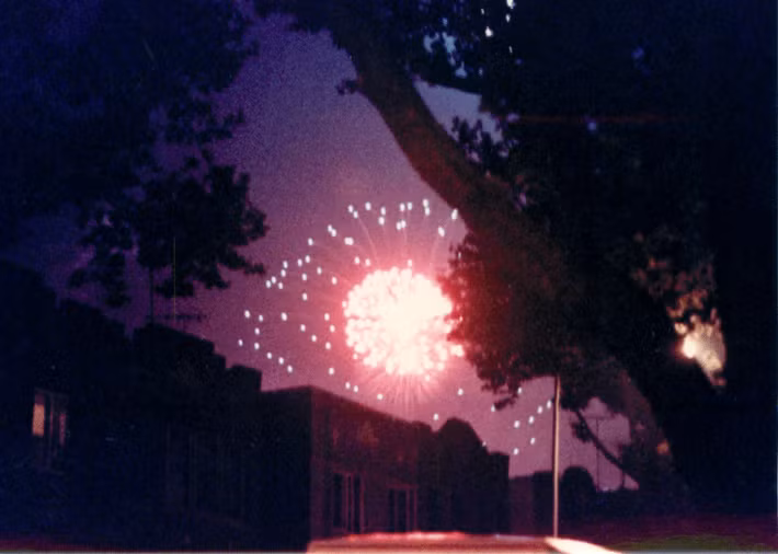 Pháo hoa rực sáng trên bầu trời Brooklyn trong dịp kỷ niệm Ngày Quốc khánh Mỹ. Ảnh: Wikimedia Commons.