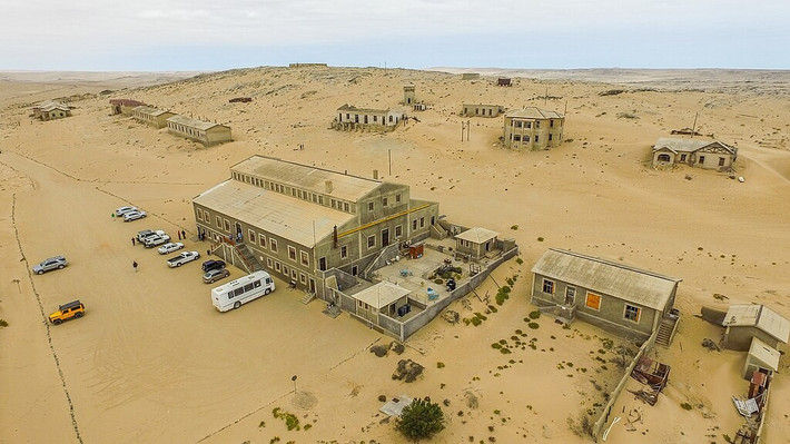 BBC đưa tin, Kolmanskop từng là "một trong những thị trấn giàu có nhất" trên thế giới. Năm 1912, thị trấn này sản xuất được khoảng 1 triệu carat kim cương, chiếm 12% tổng sản lượng kim cương của thế giới. Ảnh: Wikipedia.