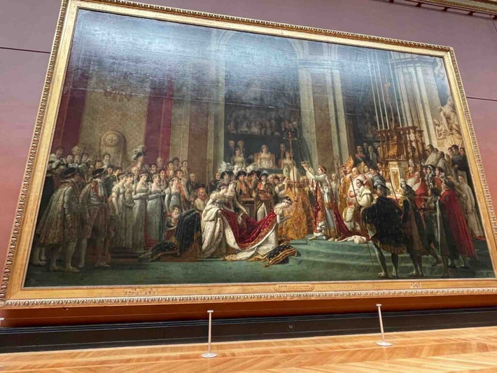Khi Napoléon lên nắm quyền vào năm 1804, ông đã đổi tên Bảo tàng Louvre thành Bảo tàng Napoléon và giữ nguyên tên như vậy trong 11 năm cho đến năm 1814 khi triều đại của ông kết thúc. Trong ảnh là bức tranh về lễ đăng quang của Hoàng đế Napoleon được treo tại Bảo tàng Louvre. Ảnh: DC.