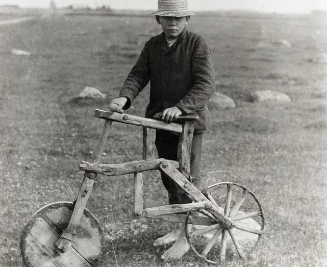 Một chiếc xe đạp tự chế ở Estonia năm 1912.