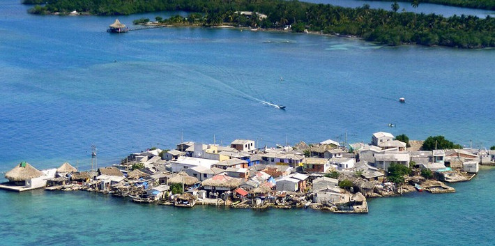 Dù chật chội, người dân Santa Cruz del Islote lại không muốn chuyển đi. Họ cho biết, ở đây không có tội phạm và tai nạn giao thông,...mang lại cảm giác an toàn và bình yên cho cư dân. Ảnh: Mybestplace.