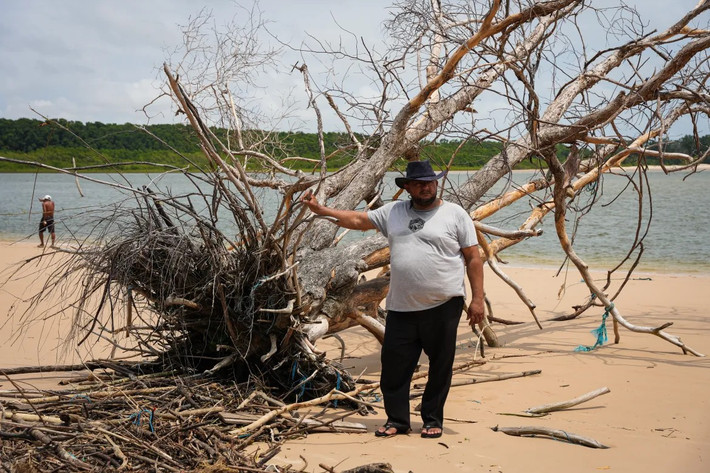 Việc thích nghi với biến đổi khí hậu ở đây có nhiều hình thức khác nhau. Một số người di chuyển sâu hơn vào đất liền, trong khi những người khác điều chỉnh thói quen sinh hoạt hàng ngày để thích ứng với sự xâm nhập của biển.