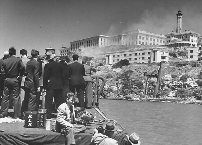 Nhiều người đứng trên bờ quan sát cuộc bạo loạn xảy ra tại nhà tù Alcatraz. Ảnh: Getty.