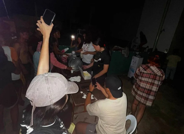 Ở những nơi khác thuộc phía nam đảo Luzon, các quan chức địa phương cho biết khu vực này có mưa lớn và gió mạnh, mất điện và thiệt hại về mùa màng và cơ sở hạ tầng.