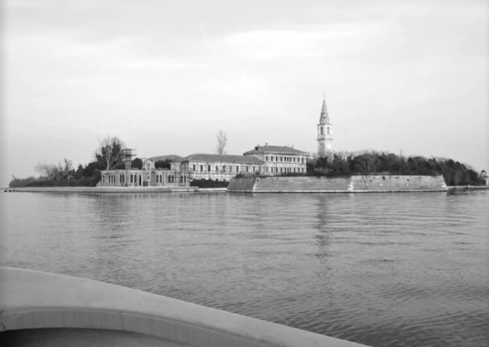 All That Is Interesting đưa tin, các bệnh nhân dịch hạch từng được đưa tới đảo Poveglia, Italy. Tuy nhiên, đến đầu thế kỷ 20, bệnh viện Poveglia trên đảo được sử dụng làm nơi điều trị cho các bệnh nhân tâm thần. Ảnh: Flickr.