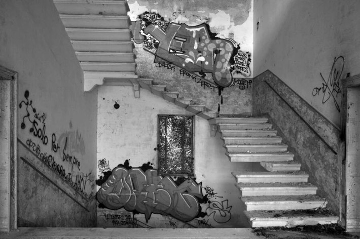 Cầu thang bên trong bệnh viện bỏ hoang Poveglia. Ảnh: Flickr.