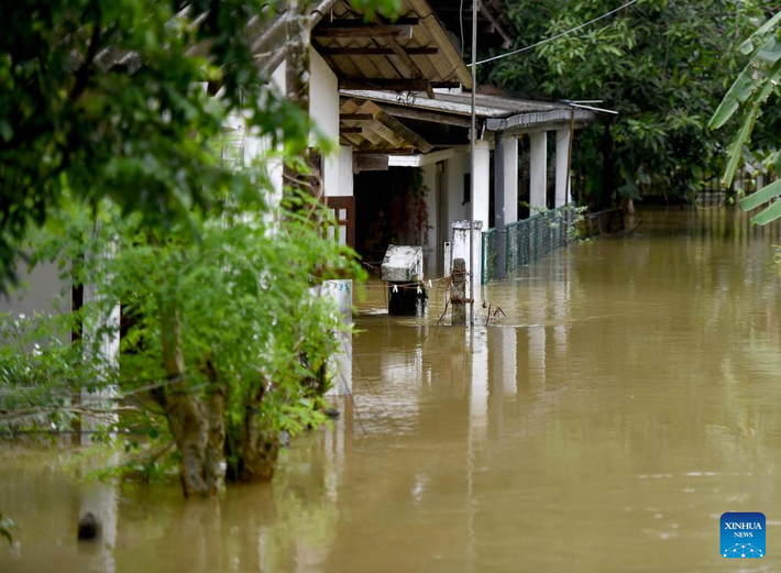 Chính quyền Sri Lanka ngày 1/12 cho biết họ vẫn đang tìm kiếm 352 người mất tích sau khi mưa lớn gây lở đất, làm ngập nhà cửa, các cánh đồng và đường sá,...Ảnh: Xinhua News.