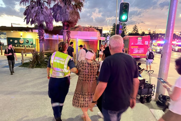 Hai tay súng nã đạn vào những người trên bãi biển, khiến ít nhất 12 người thiệt mạng và 29 người khác bị thương. Một tay súng đã tử vong tại hiện trường, nghi phạm thứ hai đã bị cảnh sát bắt giữ và đang trong tình trạng nguy kịch. Danh tính một trong những tay súng được xác định là Naveed Akram, đến từ Bonnyrigg ở phía tây nam Sydney. Ảnh: ABC News.