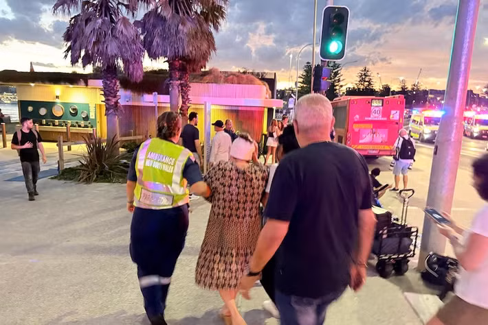 Hai tay súng nã đạn vào những người trên bãi biển, khiến ít nhất 12 người thiệt mạng và 29 người khác bị thương. Một tay súng đã tử vong tại hiện trường, nghi phạm thứ hai đã bị cảnh sát bắt giữ và đang trong tình trạng nguy kịch. Danh tính một trong những tay súng được xác định là Naveed Akram, đến từ Bonnyrigg ở phía tây nam Sydney. Ảnh: ABC News.