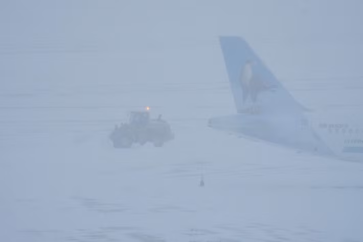 Các nhân viên sân bay dọn tuyết ở Philadelphia ngày 25/1.