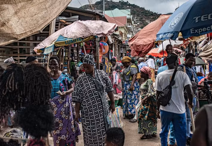 Cảnh đông đúc trong một khu chợ ở Uvira.