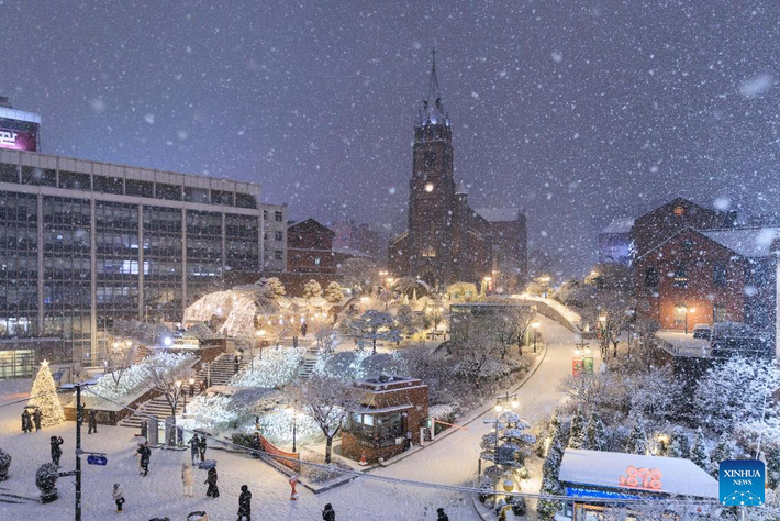 Theo The Korea Herald, vào ngày 4/12, thủ đô Seoul của Hàn Quốc đã chứng kiến trận tuyết rơi đầu tiên trong mùa đông năm nay. Ảnh: Xinhua News.