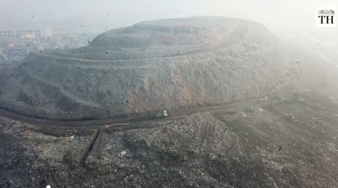 Đây là một trong những bãi chôn lấp lớn nhất thế giới, và vẫn tiếp tục nhận hàng trăm tấn rác thải từ Delhi mỗi ngày. Ảnh: TH.