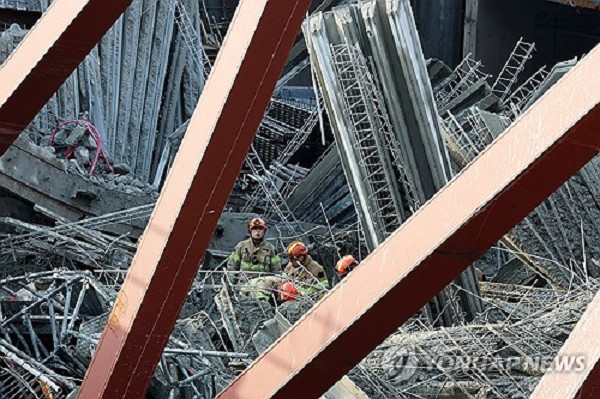 "Một người 47 tuổi được đưa tới bệnh viện trong tình trạng ngừng tim và sau đó được xác định đã tử vong. Nạn nhân tiếp theo được tìm thấy lúc 20h13 tối 11/12 và được tuyên bố tử vong tại hiện trường", nguồn tin cho hay. Ảnh: Yonhap.