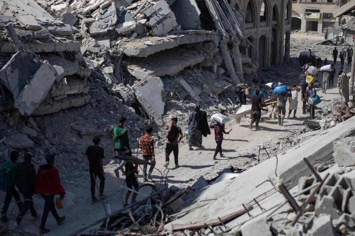Theo Al Jazeera, sau khi Israel và lực lượng Hamas đạt thỏa thuận ngừng bắn giai đoạn một, nhiều người dân Palestine từng phải di dời trước đó đã quay về quê nhà của họ ở Gaza. Ảnh: EPA.