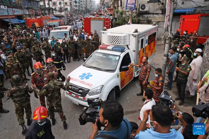 Xe cứu thương đến hiện trường sau khi hỏa hoạn bùng phát tại một nhà máy may mặc và một nhà kho hóa chất ở Dhaka ngày 14/10.