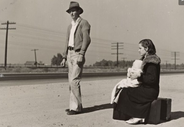 Một gia đình trẻ chờ đi nhờ xe trên đường ở California năm 1935.