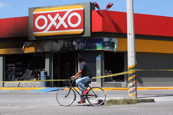 Bộ Quốc phòng Mexico cho biết, Oseguera Cervantes bị thương tại Tapalpa, Jalisco, và tử vong trên đường đến Mexico City. Trong chiến dịch bắt giữ Cervantes, binh sĩ Mexico đã bị tấn công khiến 4 người thiệt mạng và 3 người bị thương. Ảnh: Một cửa hàng tiện lợi bị đốt cháy ở San Francisco del Ricon, bang Guanajuato, ngày 22/2.