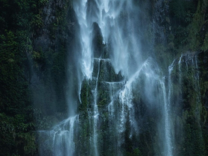 Đôi khi, những cơn gió mạnh thổi qua làm thác nước "lơ lửng" giữa không trung, cảnh tượng này thật sự rất kỳ ảo.