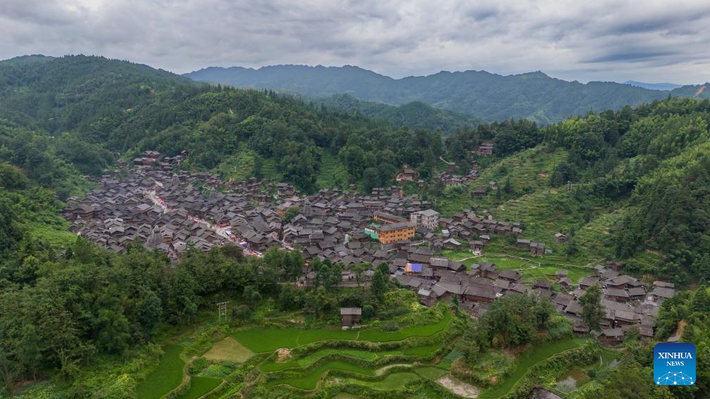 Toàn cảnh làng Hoàng Cương thuộc Châu tự trị dân tộc Miêu và Đồng Kiềm Đông Nam, tỉnh Quý Châu, nhìn từ trên cao ngày 20/7/2024. Ngôi làng này còn giữ được nét nguyên sơ, cổ kính.
