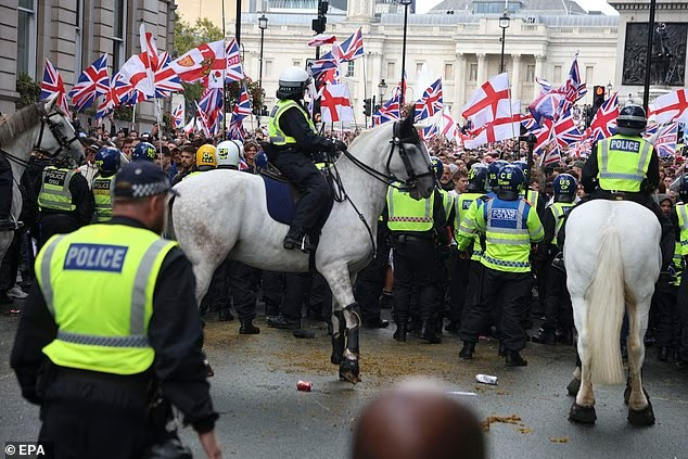 Khi cảnh sát cố gắng ngăn hai bên ẩu đả, họ đã bị những người biểu tình quá khích tấn công, ném chai lọ, pháo sáng và các vật thể khác...Ảnh: EPA.