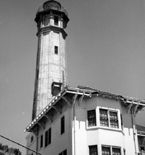 Ngọn hải đăng trên Đảo Alcatraz. Ảnh: Thư viện Công cộng San Francisco.