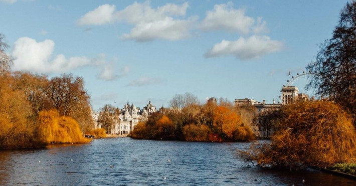 Tận hưởng mùa thu ở Công viên St James.