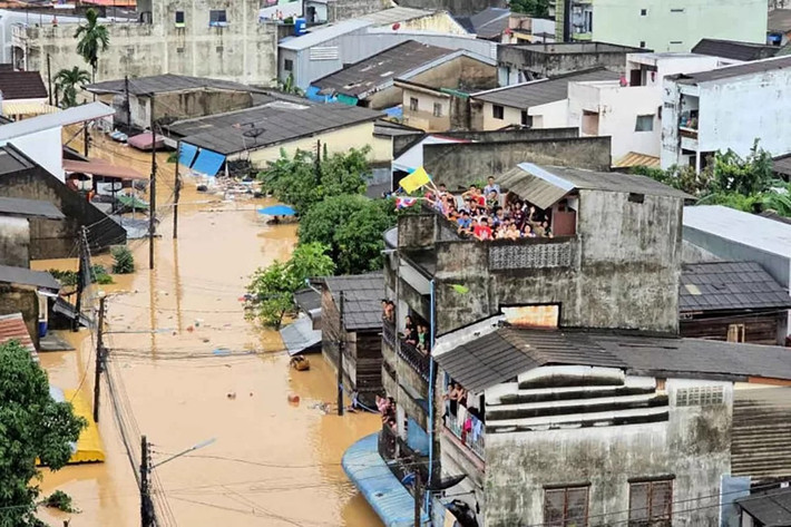 Nỗ lực dọn dẹp đường phố sau lũ và khôi phục cơ sở hạ tầng ở miền Nam Thái Lan diễn ra khẩn trương. Ảnh: Bangkok Post.