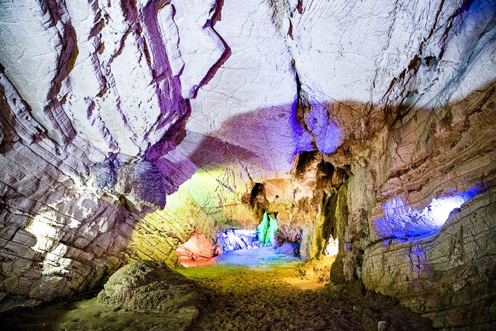 Vorontsovskaya là hệ thống hang động dài 11 km, gồm 4 hang động lớn được kết nối bằng các lối đi, với tổng cộng 14 lối ra. Bên trong, các nhà khoa học đã phát hiện ra các khu định cư cổ đại của con người, cũng như các vỏ sò hóa thạch và dấu vết của cư dân dưới nước,... Ảnh: TASS.