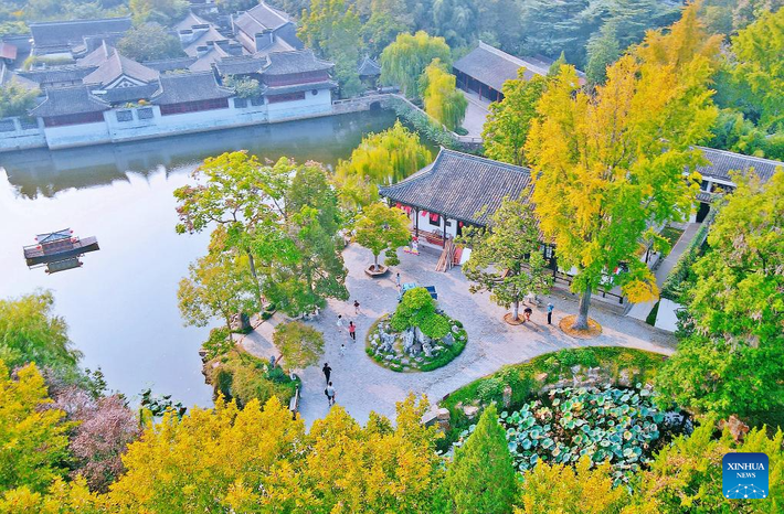 Khách du lịch đang tham quan một danh lam thắng cảnh ở thành phố Như Cao, tỉnh Giang Tô, miền đông Trung Quốc.