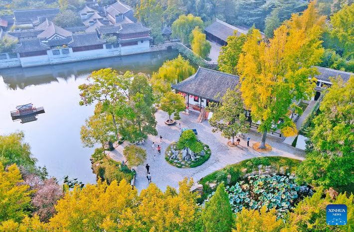 Khách du lịch đang tham quan một danh lam thắng cảnh ở thành phố Như Cao, tỉnh Giang Tô, miền đông Trung Quốc.