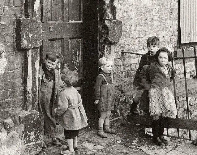Bức ảnh này được Paul Popper chụp tại một góc trong khu ổ chuột trên phố Cumberland ở Dublin, Ireland, vào những năm 1940.