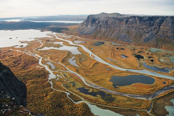 Một trong những cảnh quan mùa thu ngoạn mục nhất nằm gần Công viên Quốc gia Sarek ở Lapland, Thụy Điển, với tầm nhìn ra thung lũng Rapadalen.