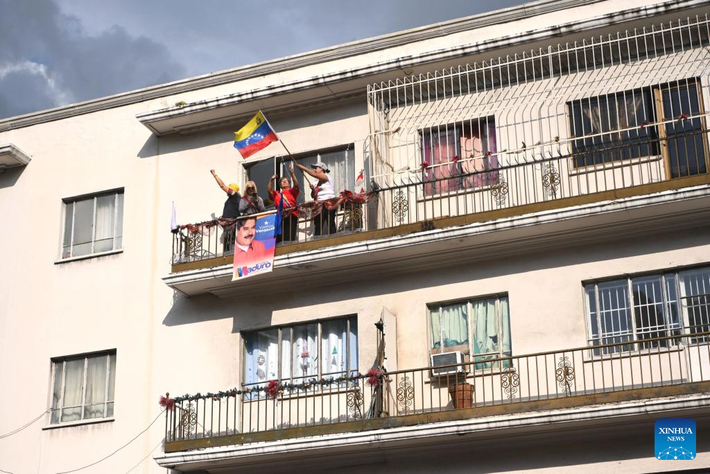 Người dân vẫy cờ Venezuela trong cuộc biểu tình ở thủ đô Caracas.